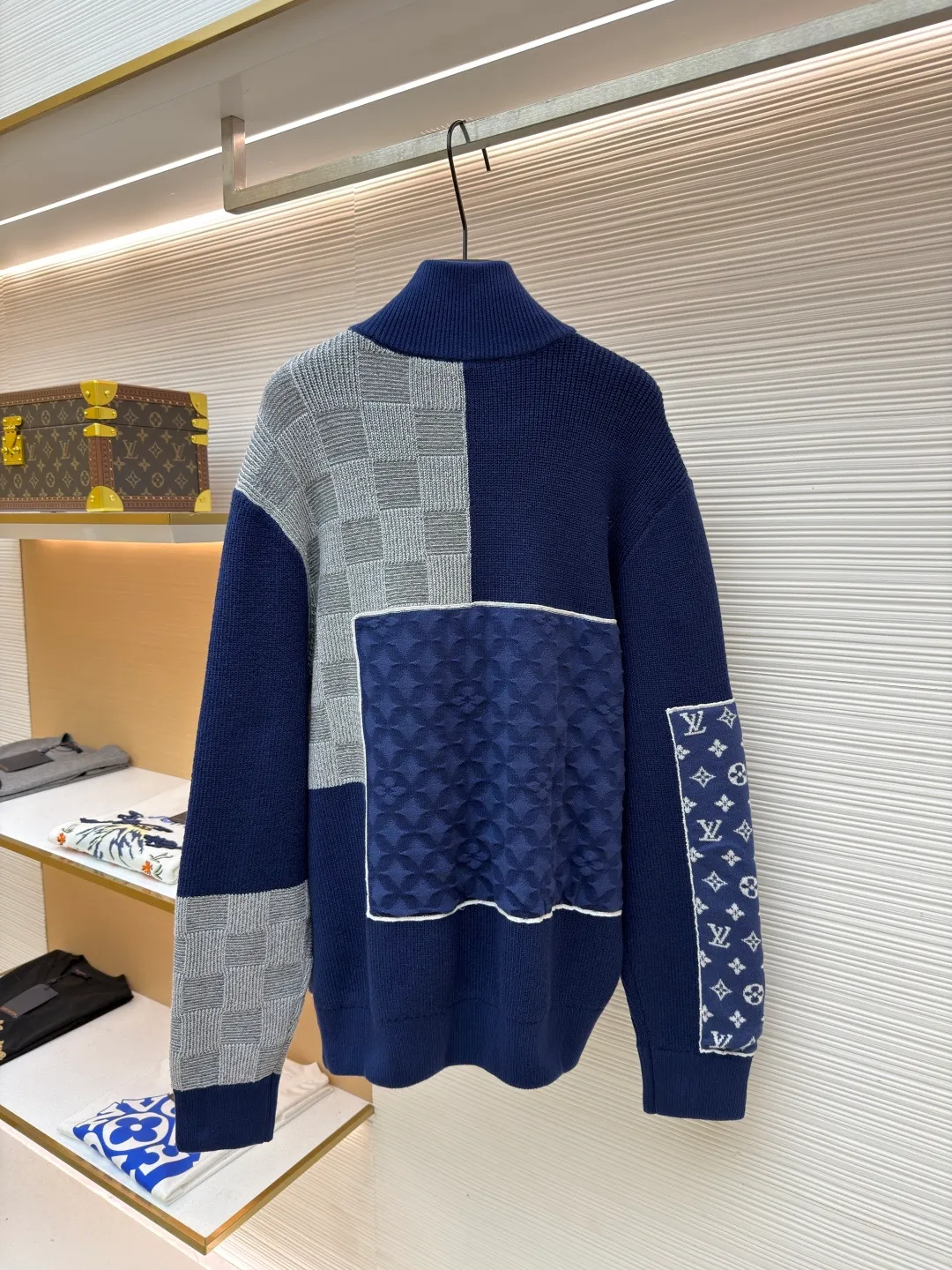 LOUIS VUITTON spliced zipper high-neck long-sleeved sweater ●Original version: purchased and developed by 22733 ●Item number: 1682536-C60 ●Fabric: 100% cotton ●Technology: knitted ●Color: navy ●Version: fitted version ●Weight: about 1245 grams ●Size: S-M-L-XL ●Description: This LOUIS The VUITTON spliced knitted cardigan is woven from high-quality wool blended yarns. The body is created using a combination of jacquard and plain knitting techniques. The checkerboard and presbyopic patterns have a three-dimensional texture. The fabric is delicate, soft, waxy and elastic. It has both warmth retention and breathability, and is not prone to pilling or snagging. The body adopts a deconstructed splicing design. Knitted fabrics with different textures are stitched by hand. The splicing lines are straight and fine, strong and layered. The neckline is a stand-up collar design, with customized metal zippers that are smooth and durable. The pockets on both sides are made with patch pockets. The ribbed edges on the cuffs and hem are moderately elastic. The overall cut is a loose silhouette. The customized accessories and three labels are complete. The details and craftsmanship show the brand's ingenuity. It is suitable for various wear scenarios such as daily leisure and light business. The overall wiring is straight and delicate, the fabric is comfortable and soft, and the color is consistent without color difference. It can be matched with the same style to create a fashionable look and control various occasions. Customized accessories, complete with three standards, same style for men and women!